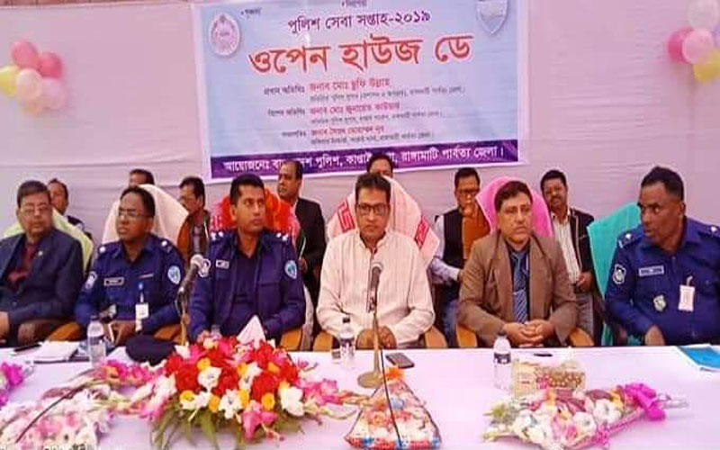 জনকল্যাণে কাজ করে যাচ্ছে পুলিশ