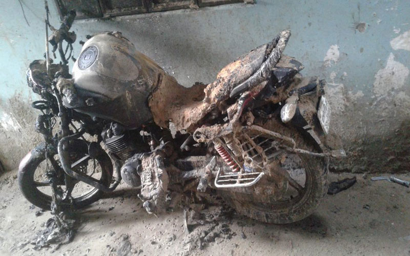 চারুশিল্পী রেজার মোটর সাইকেল পুড়িয়ে দিয়েছে দুর্বৃত্তরা