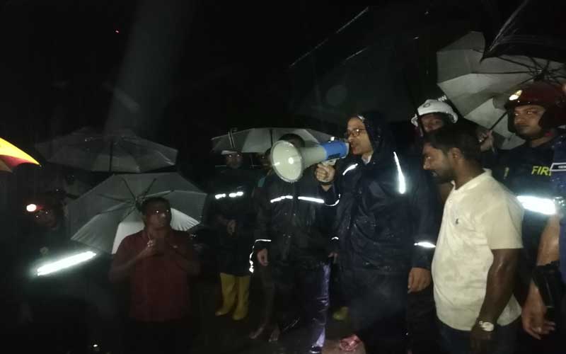 রাতে পাহাড়ধসের ঝুঁকিপূর্ণ এলাকা পরিদর্শনে ডিসি