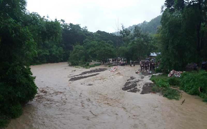 বৃষ্টি আছে,নেই বজ্রপাত !
