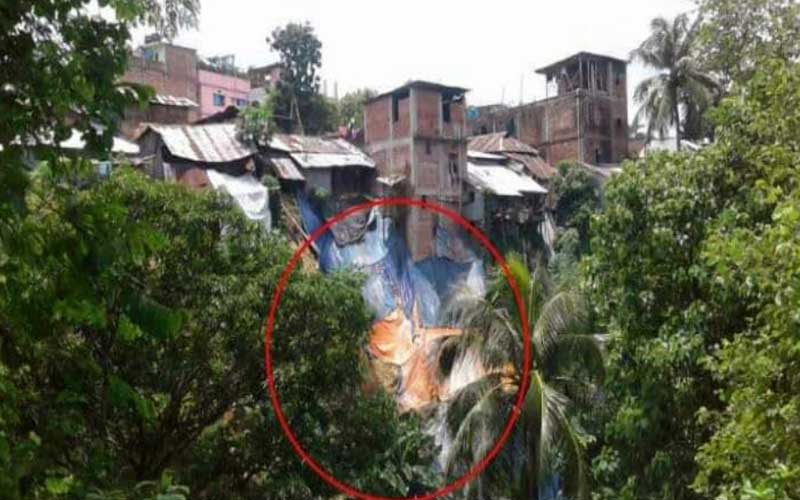 পাহাড়ের ঢালুতে ঝুঁকি নিয়ে বসবাস