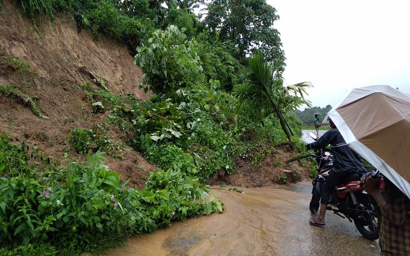 লংগদু-দিঘীনালা সড়কে পাহাড় ধস, যান চলাচল বন্ধ