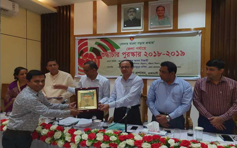 শুদ্ধাচার পুরস্কার বিজয়ী হলেন এনডিসি ও লংগদু ইউএনও