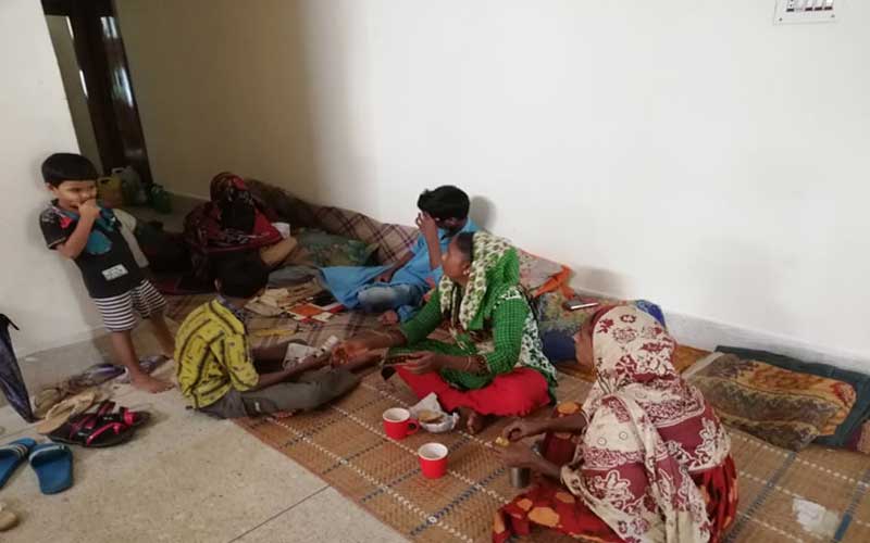 বৃষ্টি হলেই মানুষ বাড়ে আশ্রয়কেন্দ্রে