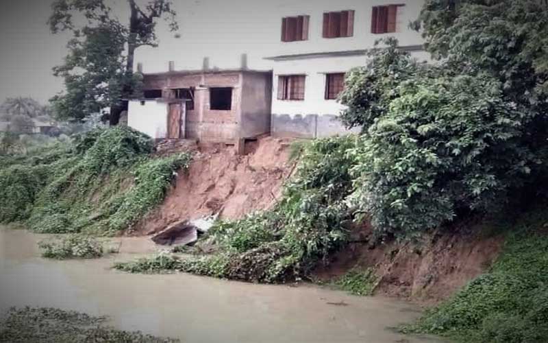 ধসের ঝুঁকিতে বিদ্যালয়ের নতুন ভবন !