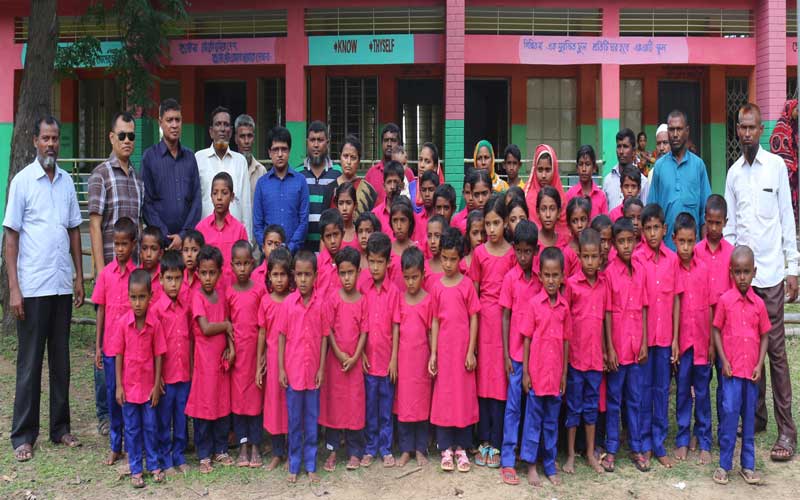 শিক্ষার্থীরা পেল নতুন পোশাক
