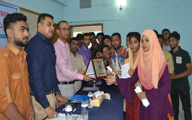 জেলা প্রশাসককে সংবর্ধনা স্বপ্নবুনন’র