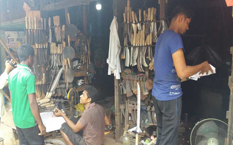 শেষ সময়ে ব্যস্ততা বেড়েছে রাঙামাটির কামারদের