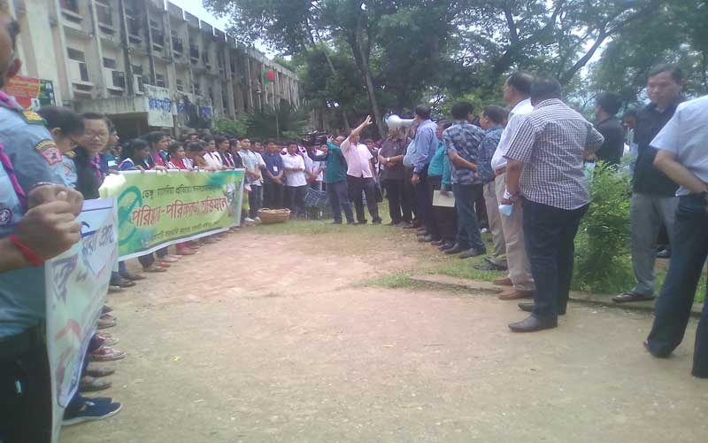 নিজেদের ক্যাম্পাস নিজ হাতেই পরিষ্কার করলো শিক্ষার্থীরা
