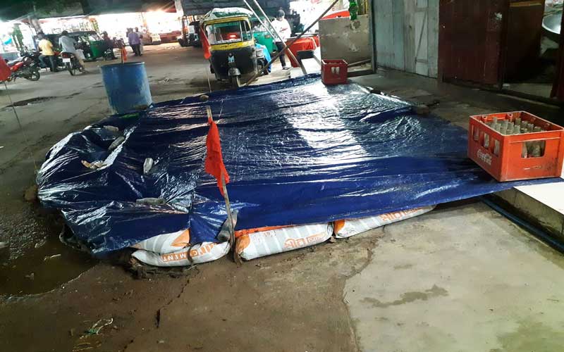 পানির পাইপ ফেটে সড়কে ধস,সরবরাহ বিঘ্ন