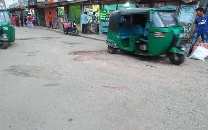 দু’বছর না পেরোতেই আবার বেহাল রিজার্ভ বাজার সড়ক