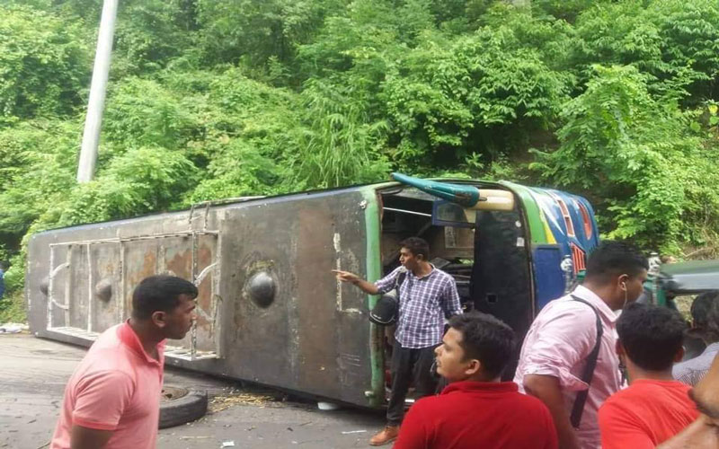 মানিকছড়ি পাহাড় উঠতে গিয়ে দুর্ঘটনায় বাস,আহত ১৬