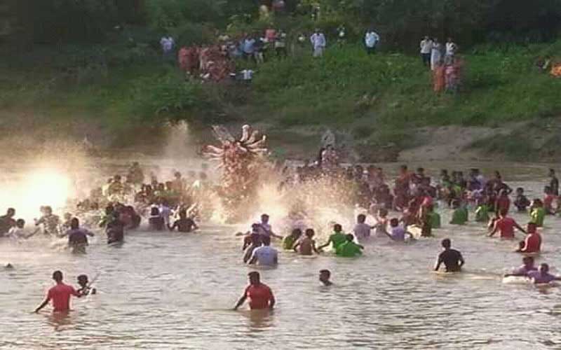 রামগড়ে বর্ণাঢ্য শোভাযাত্রায় প্রতিমা নিরঞ্জন