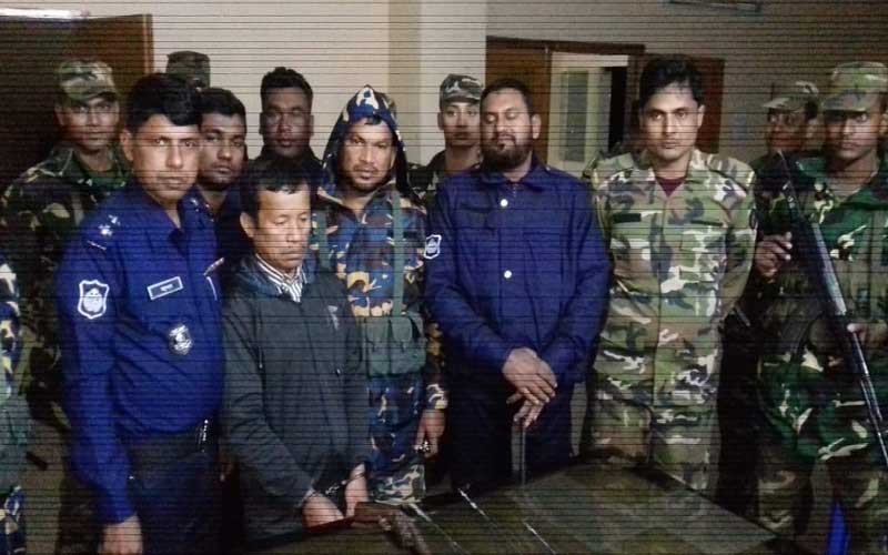 অস্ত্রসহ কাউখালীতে স্কুল শিক্ষক আটক