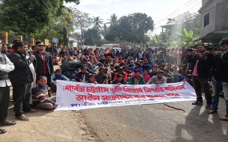 বাঙালীদের ঘেরাওয়ে ১ ঘন্টা পর শুরু পার্বত্য ভূমি কমিশনের সভা