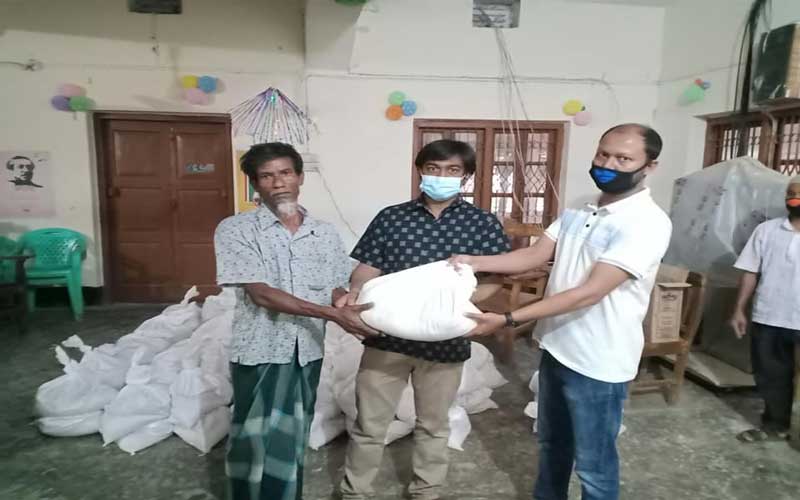 দরিদ্রদের খুঁজে খুঁজে ত্রাণ দিচ্ছেন লংগদু ইউএনও