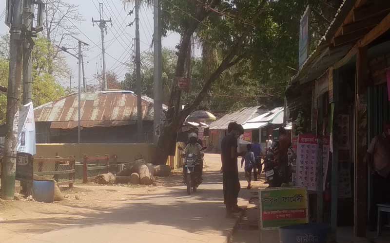 বাইরে ঘুরছে মানুষ, হতাশ প্রশাসনও