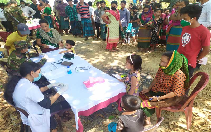 রথিচন্দ্র কার্বারী পাড়ায় সেনাবাহিনীর মেডিকেল টিম