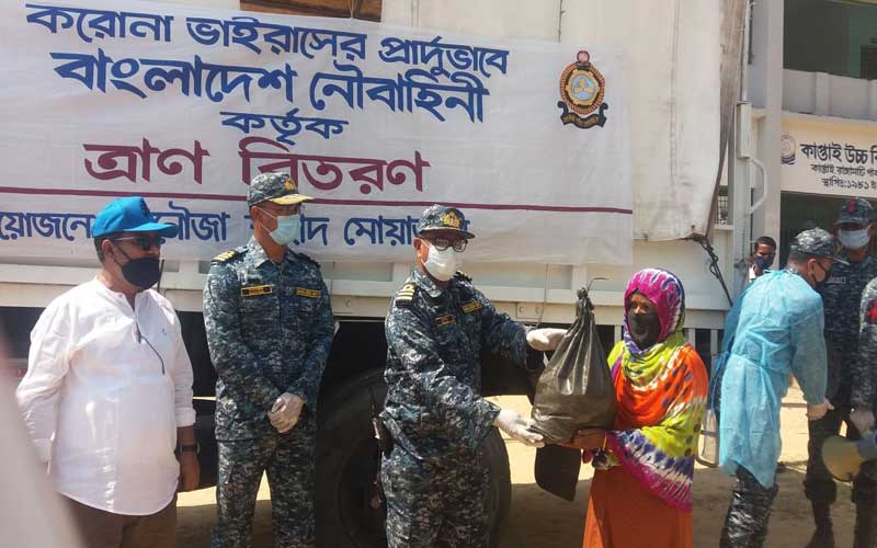 কাপ্তাইয়ে শ্রমজীবি মানুষের মাঝে নৌবাহিনী