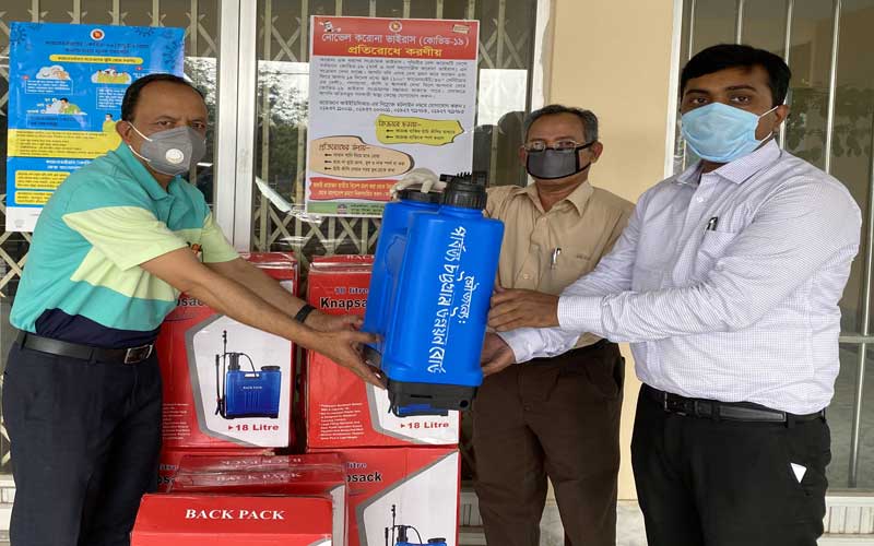 জেলা প্রশাসন ও পৌরসভাকে স্প্রে মেশিন দিলো উন্নয়ন বোর্ড