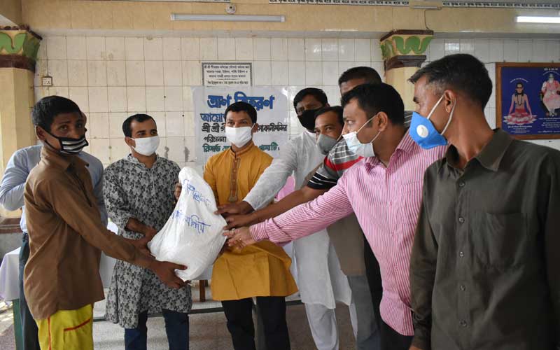 নিম্ন আয়ের মানুষের পাশে গীতাশ্রম মন্দির