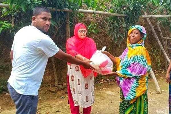 কর্মহীন মানুষের ঘরে ঘরে ফাতেমা পারুলের ইফতারসামগ্রী