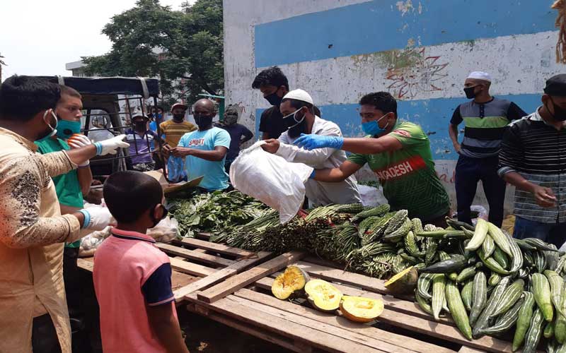 পাবলিক হেলথ্ ক্রিকেটার্র্সদের বিনামূল্যে সবজি বিতরণ