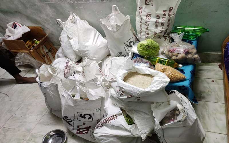 নীরবেই মানুষের পাশে প্রচারবিমূখ ৯ বন্ধু