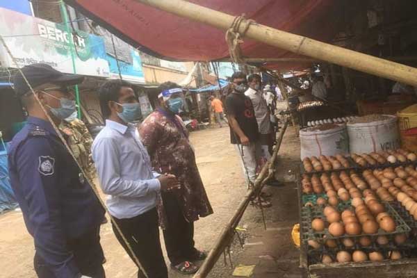 রিজার্ভ বাজারে কয়েকটি দোকানে জরিমানা