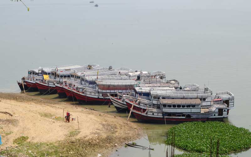 মুখর লঞ্চঘাটে সুনসান মৌনতা