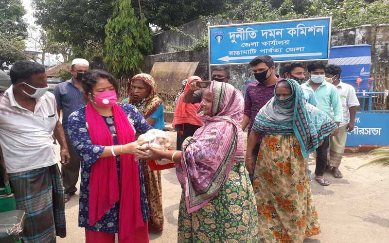 ৩০০ পরিবারকে ২ কেজি করে আলু দিলেন লাকী চাকমা