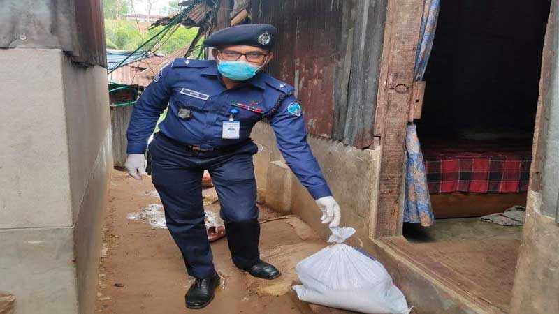 ফোন পেয়েই ত্রাণ নিয়ে হাজির ওসি নাসির