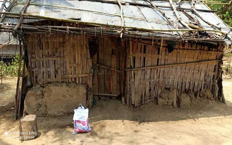 নীরবে বাড়ির উঠোনে খাবার রেখে যায় ওরা !