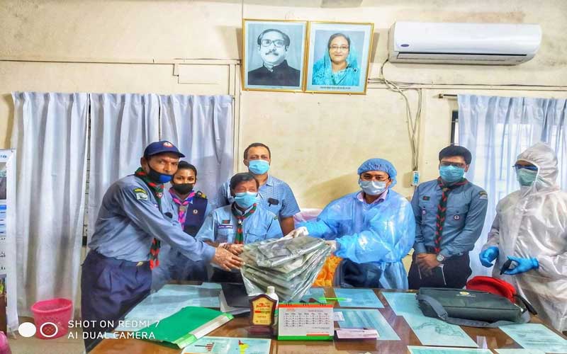 চিকিৎসকদের হাতে পিপিই তুলে দিলো রাঙামাটি স্কাউট