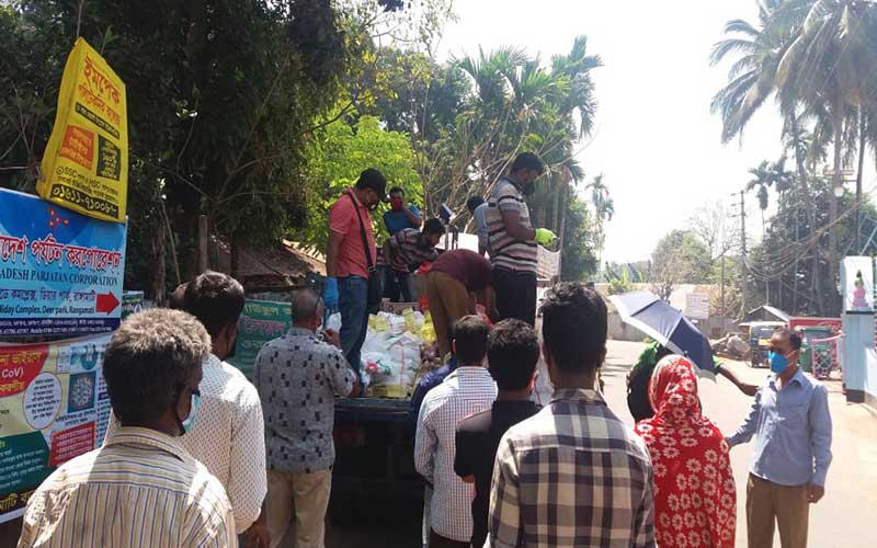 বিপাকে পড়া মানুষের টিসিবি পণ্য সংগ্রহে ভিড়