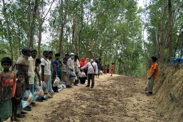 আওয়ামীলীগ নেতা ইমরানের ইফতার সামগ্রী বিতরণ