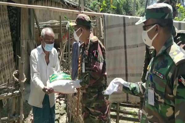 সেনাবাহিনীর উদ্যোগে বান্দরবানে খাদ্য সামগ্রী বিতরণ