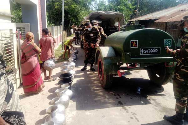 মুরুং পল্লীতে সেনা জোনের ত্রাণ সহায়তা ও খাবার পানি বিতরণ
