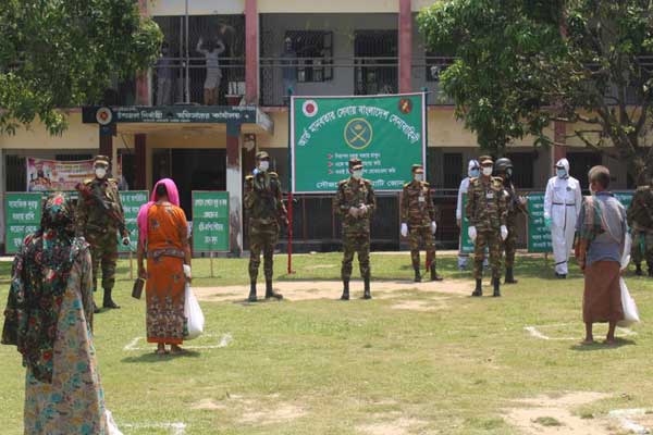 কাউখালীতে সেনাবাহিনীর খাদ্য সামগ্রী বিতরণ