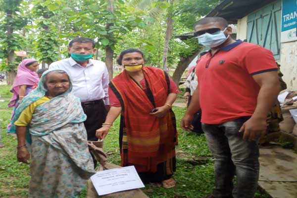 দীঘিনালায় সমাজ সেবার ত্রাণ বিতরন