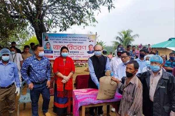 সাজেকে প্রধানমন্ত্রীর ত্রাণ নিয়ে হাজির দীপংকর-বাসন্তী-বৃষকেতু