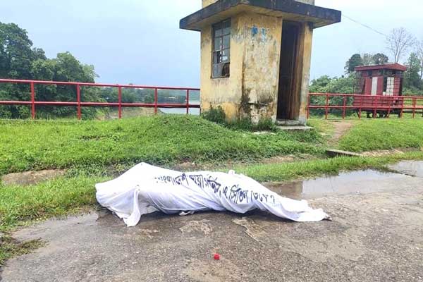 হ্রদের জলে ভেসে ছিলো অচেনা মানুষটির লাশ !