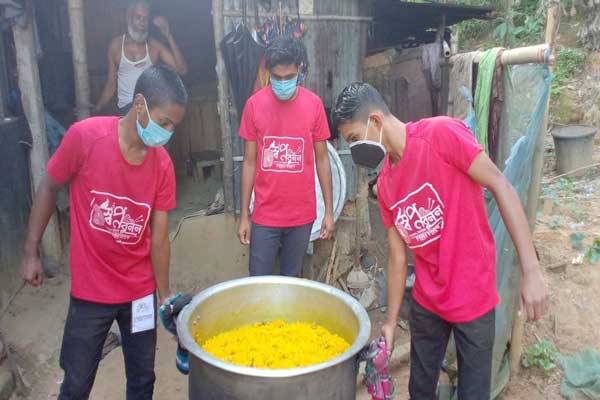 রিজার্ভমুখে ঘরপোড়াদের ইফতার ও রাতের খাবার দিল স্বপ্নবুনন
