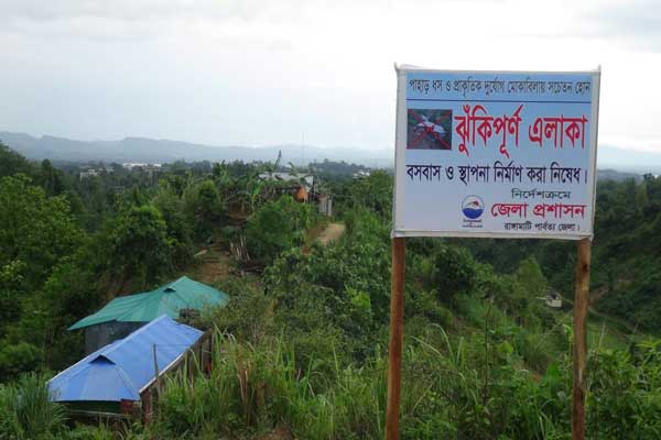 রাঙামাটির ঝুঁকিপূর্ণ স্থানে সাইনবোর্ড ঝুললো