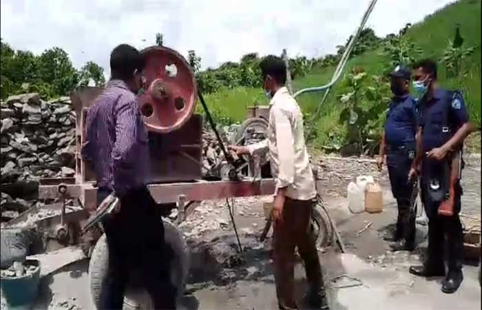 বান্দরবানে অবৈধ পাথর জব্দ, মেশিন ধ্বংস