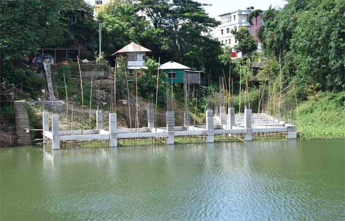 হ্রদের উপর ফ্রেন্ডস ক্লাব ভবন নির্মাণ কাজ চলছেই,বেড়েছে কাজের গতিও