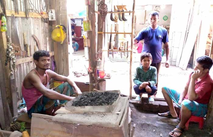 কোরবানিতেও কামারদের আলসে সময় !