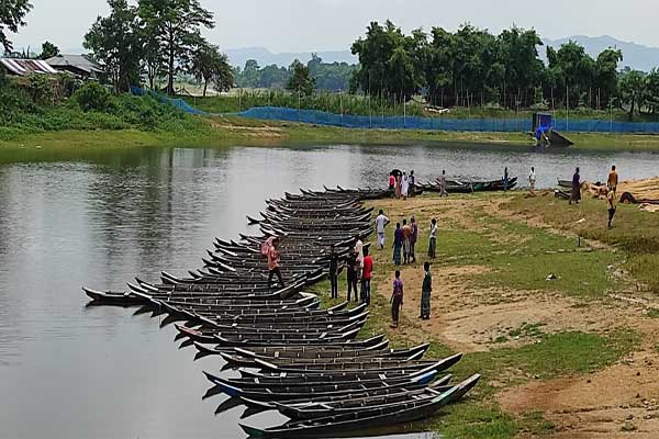 লংগদুতে আটক নৌকা ও জালের নিলাম
