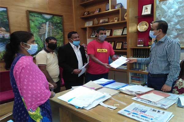 জেলা প্রশাসককে মুক্তিযোদ্ধা সন্তান কমান্ডের স্মারকলিপি