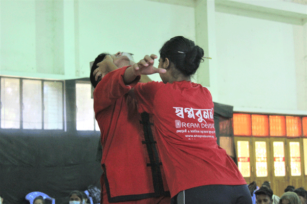 নারীদের আত্মরক্ষার কৌশল শেখাতে স্বপ্নবুনন’র প্রশিক্ষণ কর্মশালা
